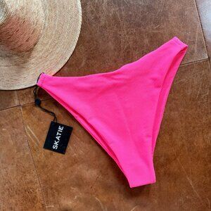 SKATIE Kelly Bottom - Ribbed Neon Pink